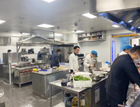 成都学校食堂厨具午夜福利视频网站设备生产厂家告诉你选择商用厨具的注意事项
